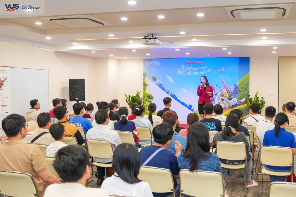 Hơn 100 phụ huynh học sinh tham gia Triễn lãm du học tháng 3