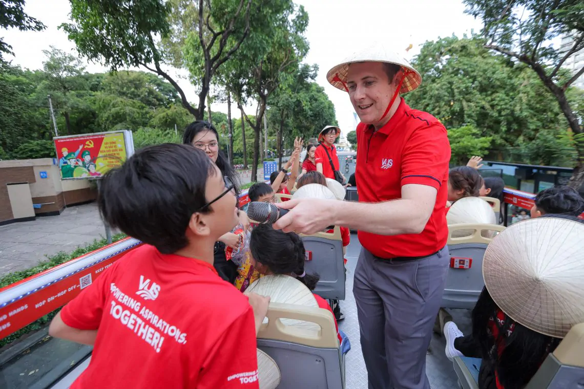 Toàn cảnh học viên VUS học tiếng Anh, ngắm view thành phố trên Aspiration Bus!