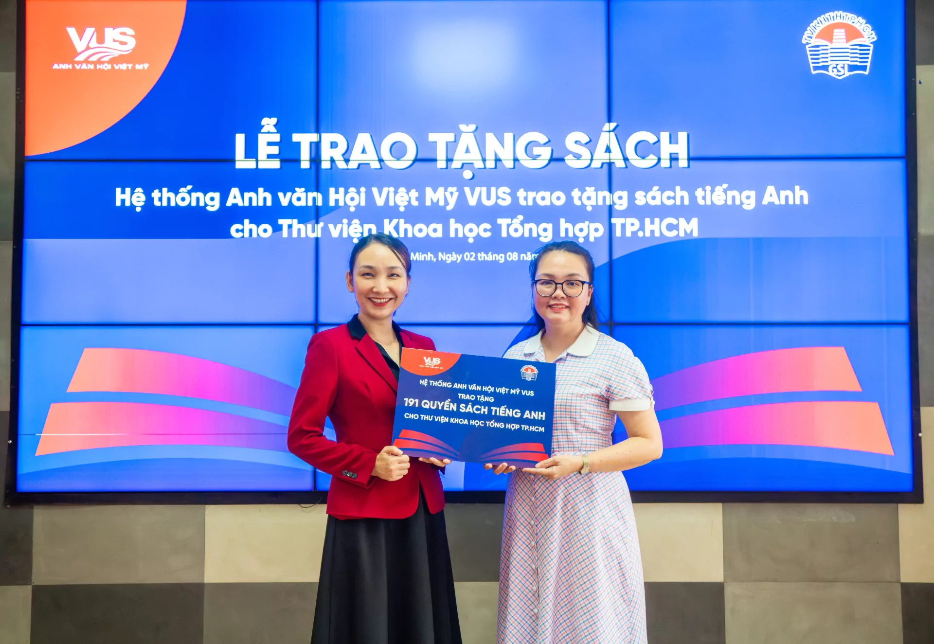 Vus Trao Tặng  200 Đầu Sách Tiếng Anh Cho Thư Viện Khoa Học Tổng Hợp TP.HCM