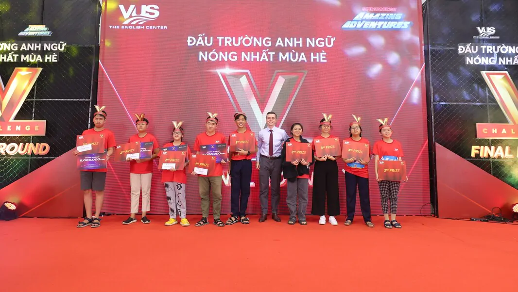 Chung kết V-Challenge 2022 “rực lửa” cùng 1080 học viên EAP và YL