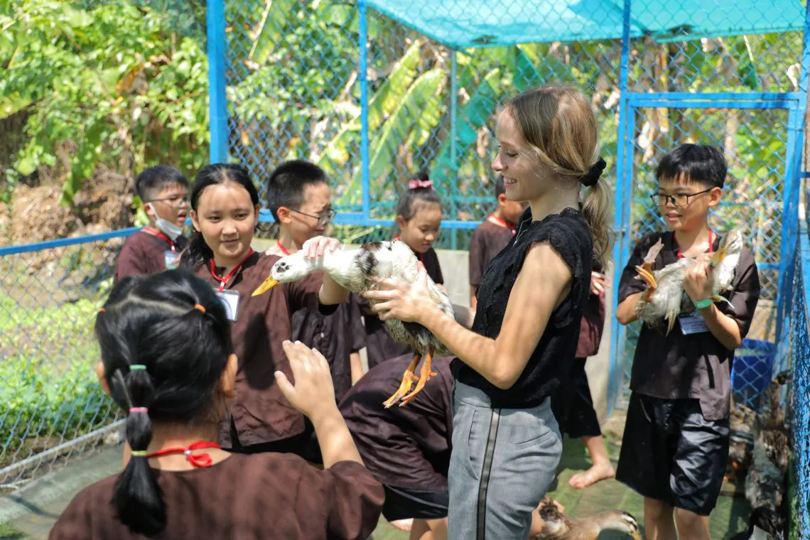 Hè đa vũ trụ: Ra mà xem các học viên VUS đã hóa thân thành ''bác nông dân'' thực thụ như thế nào nhé!