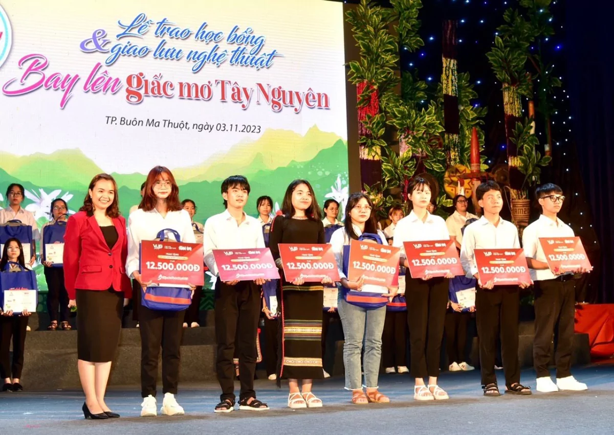 VUS hoàn thành trao 50 suất học bổng Tiếp sức đến trường 2023