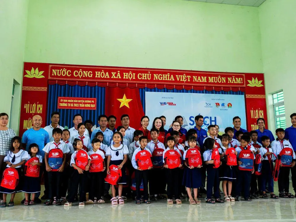 Chương trình “Sách về làng” nhằm trao tặng sách và balo cho trẻ em Gia Lai