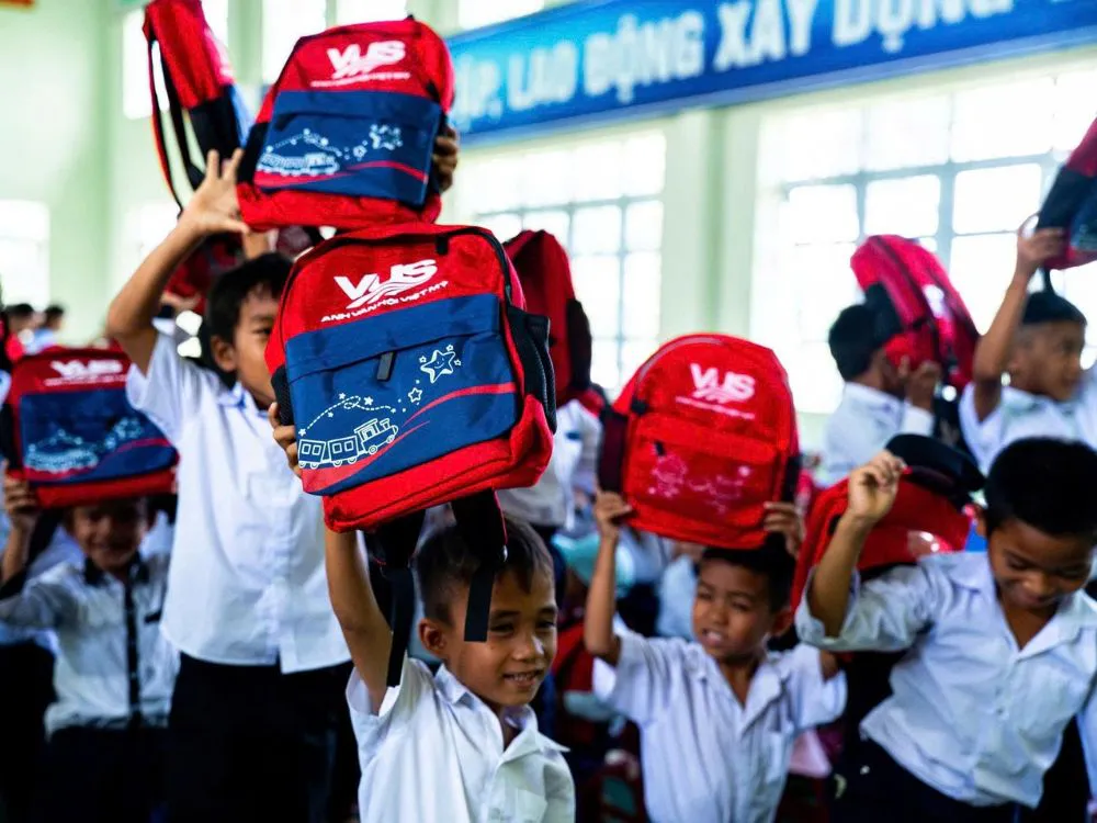 Học sinh THCS Trần Hưng Đạo (xã Ia Dreh, Gia Lai) thích thú với chiếc balo mới