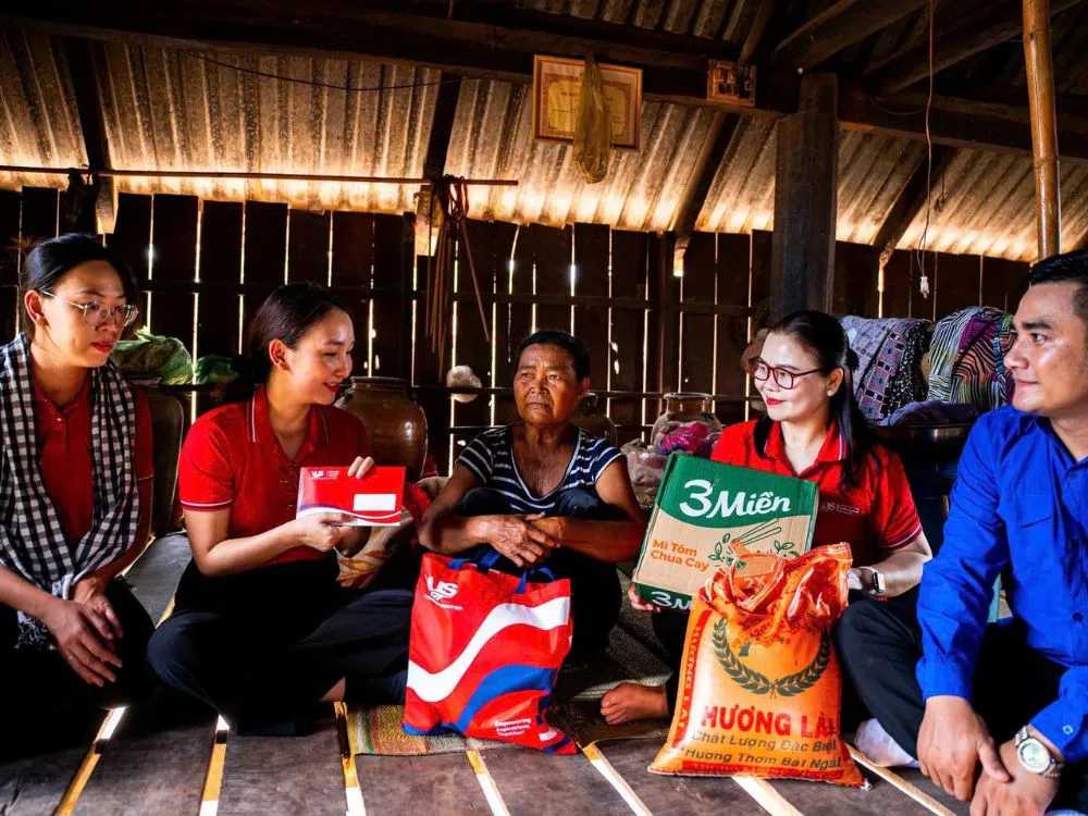 VUS trao tặng những món quà thiết thực đến các hộ gia đình khó khăn 