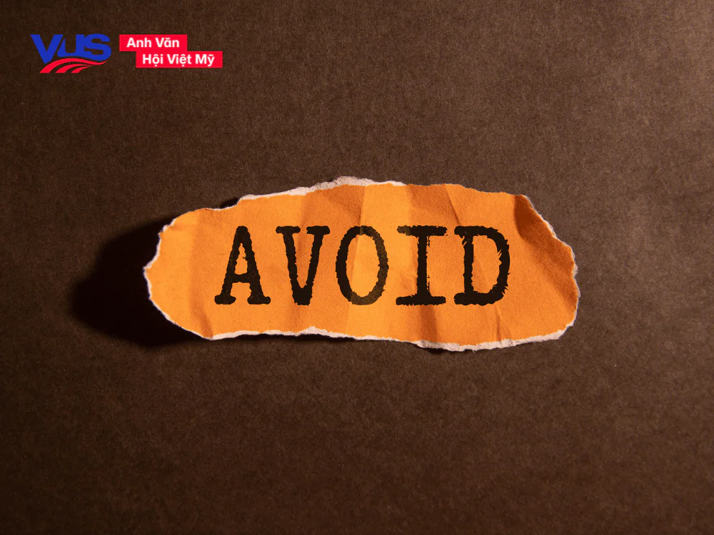 Avoid to V hay Ving? Cấu trúc chuẩn và so sánh với prevent