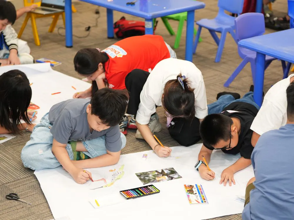 Hoạt động trang trí poster truyền tải thông điệp bảo vệ động vật hoang dã