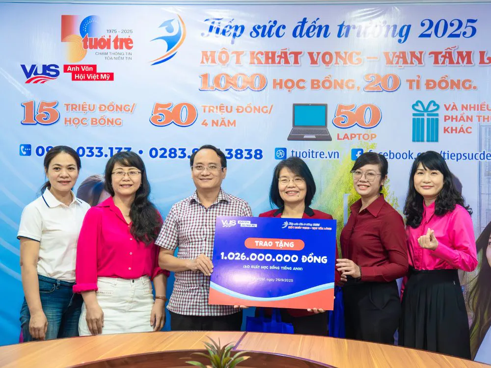 VUS trao tặng 60 suất học bổng “Tiếp sức đến trường 2025” với tổng giá trị hơn 1 tỷ 26 triệu đồng. 