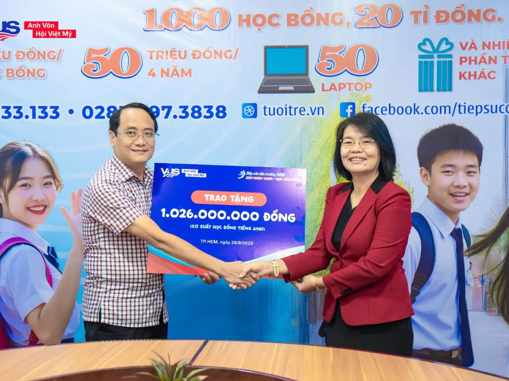 Chị Dương Thị Quỳnh Trang - Giám đốc Nhân sự Hành chính VUS đại diện VUS ký kết Báo Tuổi Trẻ