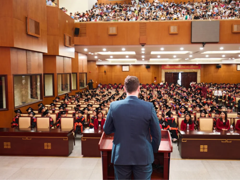 Lễ trao chứng chỉ cho học viên tại VUS