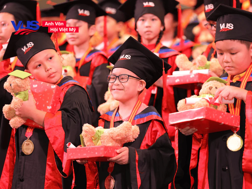 Bé học tiếng Anh vui cùng VUS