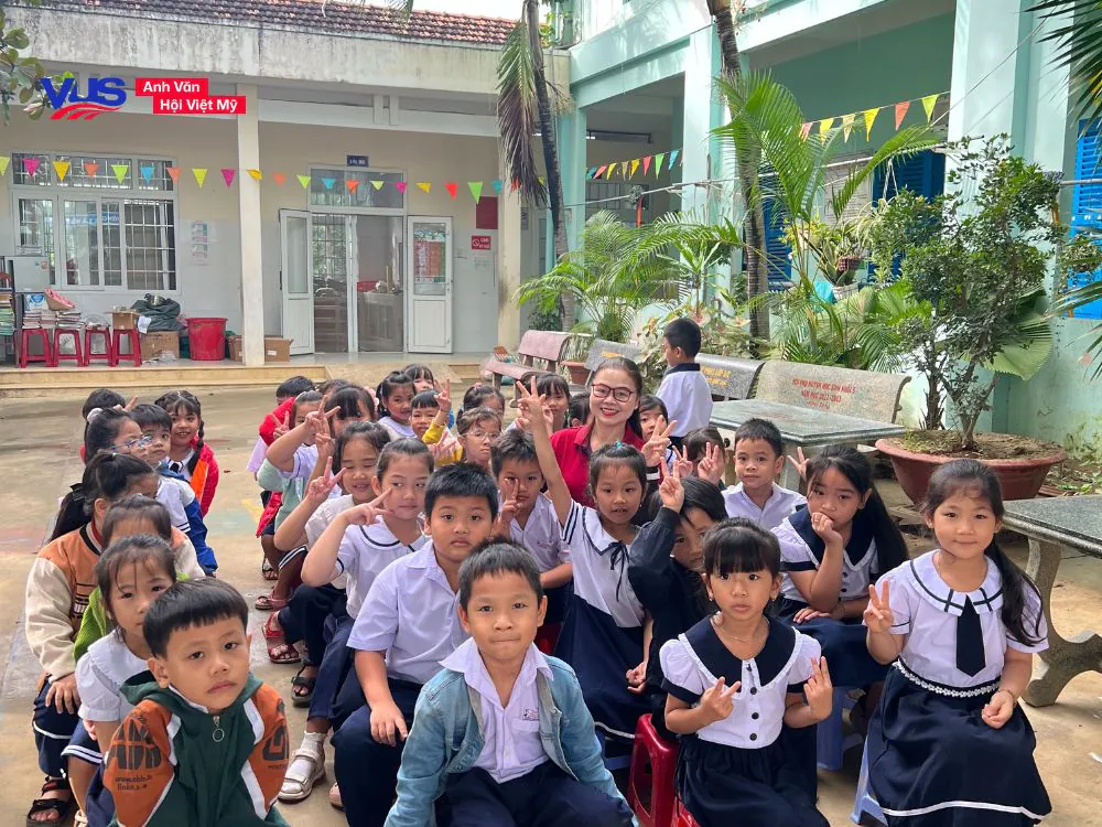 VUS viết tiếp hành trình nhân ái 'gửi yêu thương - nâng bước em đến trường' 