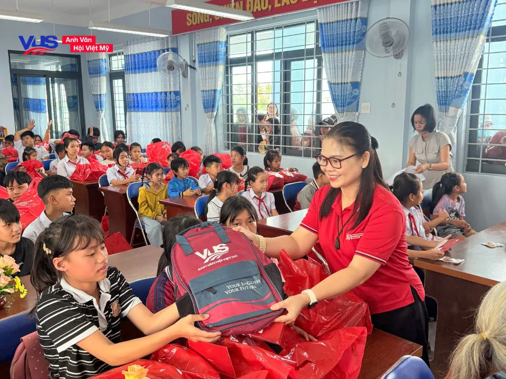 VUS viết tiếp hành trình nhân ái 'gửi yêu thương - nâng bước em đến trường' 