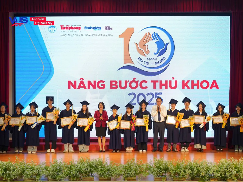 VUS phối hợp c&ugrave;ng b&aacute;o tiền phong trao 120 suất học bổng tiếng Anh to&agrave;n phần trong h&agrave;nh tr&igrave;nh 'n&acirc;ng bước thủ khoa'