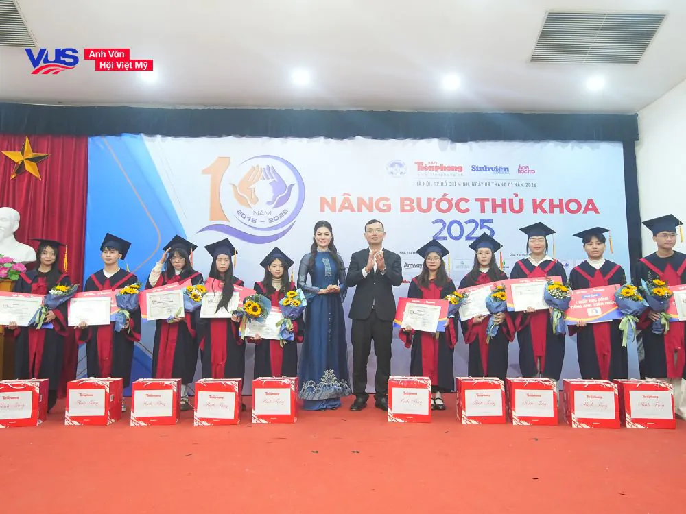 VUS phối hợp c&ugrave;ng b&aacute;o tiền phong trao 120 suất học bổng tiếng Anh to&agrave;n phần trong h&agrave;nh tr&igrave;nh 'n&acirc;ng bước thủ khoa'