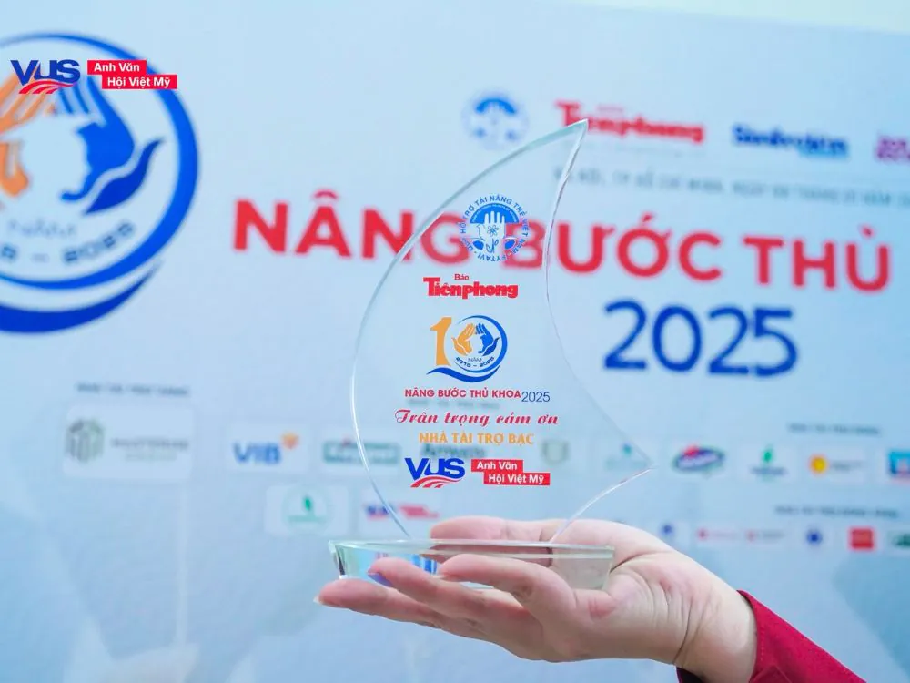 VUS phối hợp c&ugrave;ng b&aacute;o tiền phong trao 120 suất học bổng tiếng Anh to&agrave;n phần trong h&agrave;nh tr&igrave;nh 'n&acirc;ng bước thủ khoa'