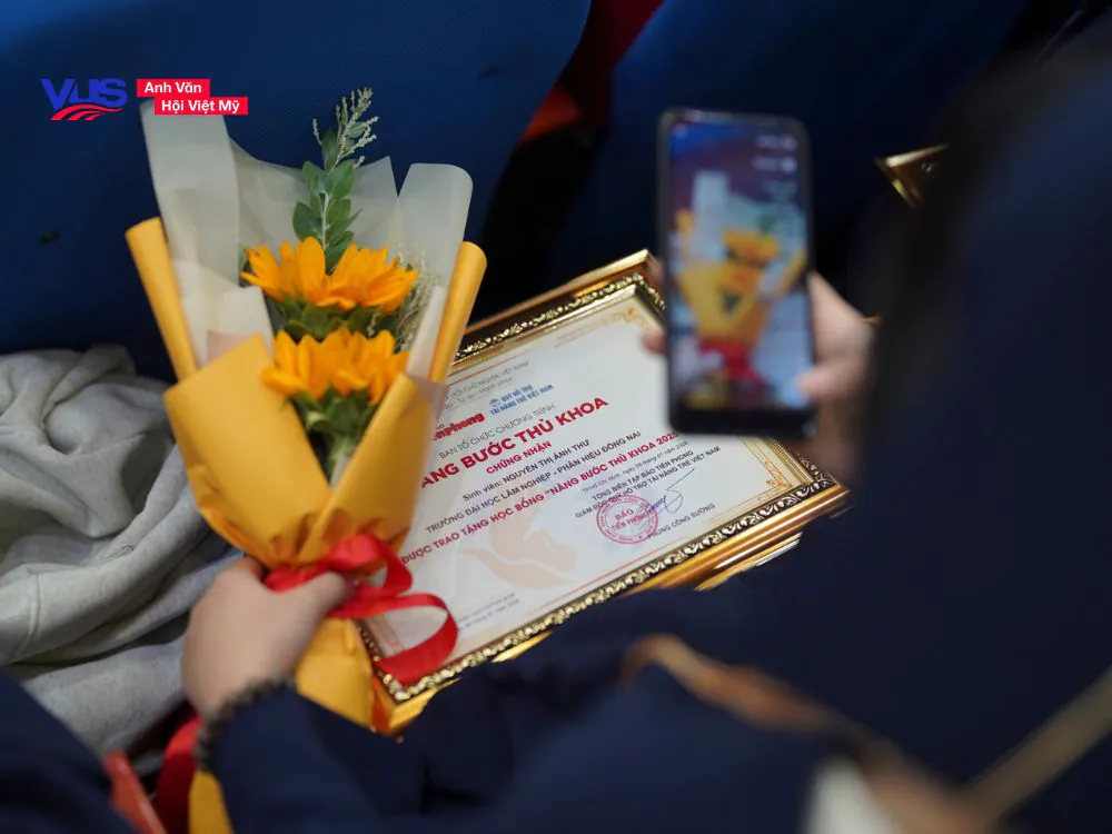 VUS phối hợp c&ugrave;ng b&aacute;o tiền phong trao 120 suất học bổng tiếng Anh to&agrave;n phần trong h&agrave;nh tr&igrave;nh 'n&acirc;ng bước thủ khoa'