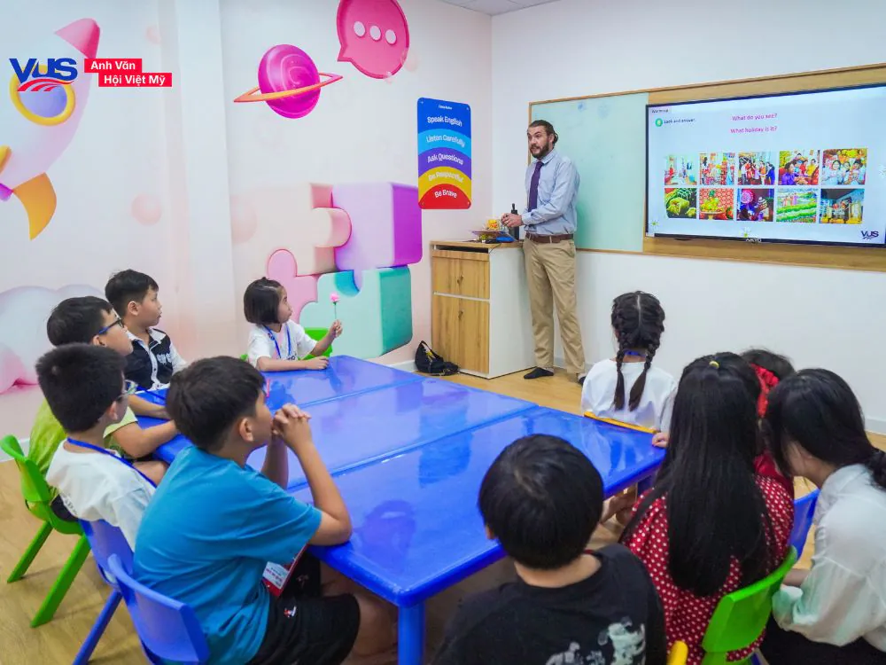 VUS quốc lộ 50 ch&iacute;nh thức đi v&agrave;o hoạt động: khởi đầu h&agrave;nh tr&igrave;nh tri thức rực rỡ ch&agrave;o xu&acirc;n 2026