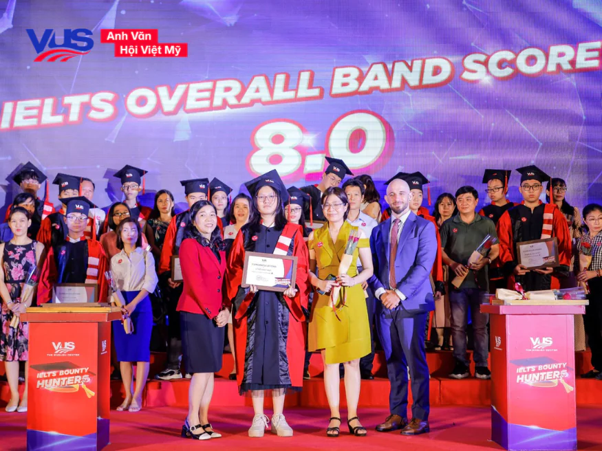 VUS c&oacute; hơn 2,700 học vi&ecirc;n đạt điểm IELTS 7.0+ v&agrave; chinh phục th&agrave;nh c&ocirc;ng học bổng du học tại c&aacute;c nước Anh, Mỹ, Canada, ...