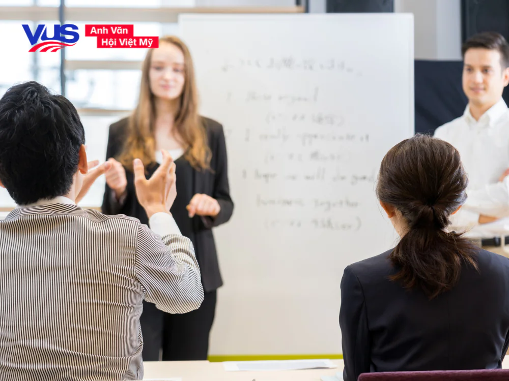 Trung t&acirc;m tiếng Anh giao tiếp cho người đi l&agrave;m