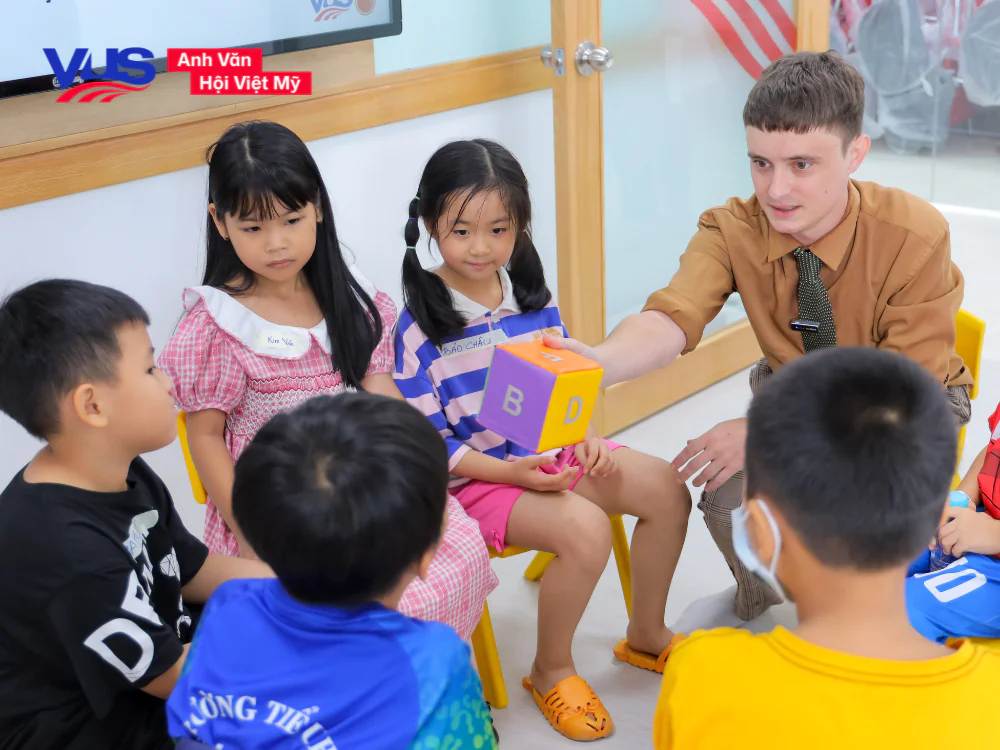 Kh&aacute;m ph&aacute; c&aacute;c chương tr&igrave;nh tiếng Anh tại VUS