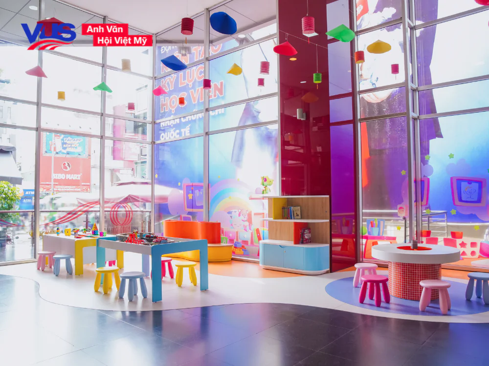 Mỗi g&oacute;c nhỏ tại VUS đều được thiết kế để khơi nguồn s&aacute;ng tạo, gi&uacute;p con tự tin thể hiện bản sắc c&aacute; nh&acirc;n