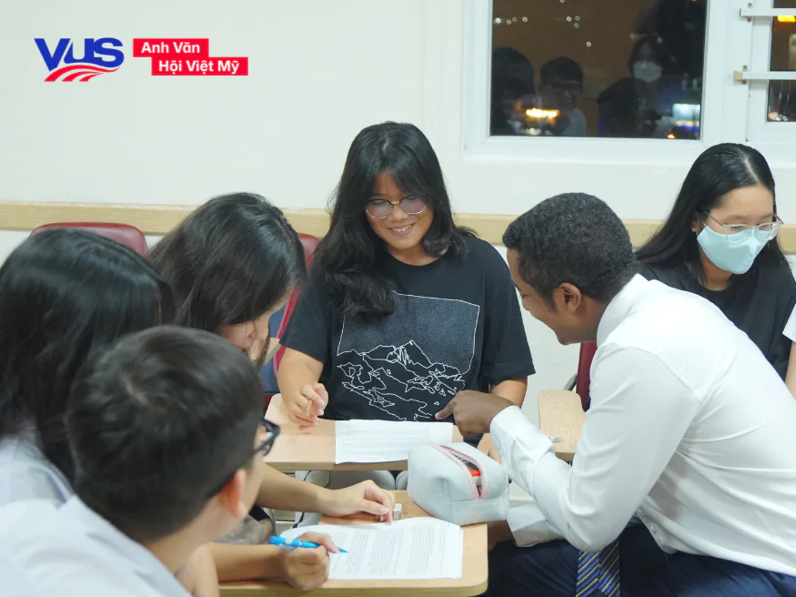 Học viết tiếng Anh b&agrave;i bản hơn c&ugrave;ng VUS