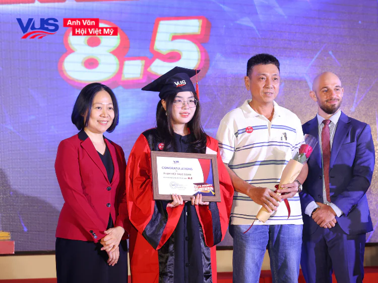 VUS kiến tạo m&ocirc;i trường học tập chuẩn quốc tế, gi&uacute;p mỗi học vi&ecirc;n khơi mở tiềm năng ng&ocirc;n ngữ tối đa v&agrave; tự tin bước ra thế giới