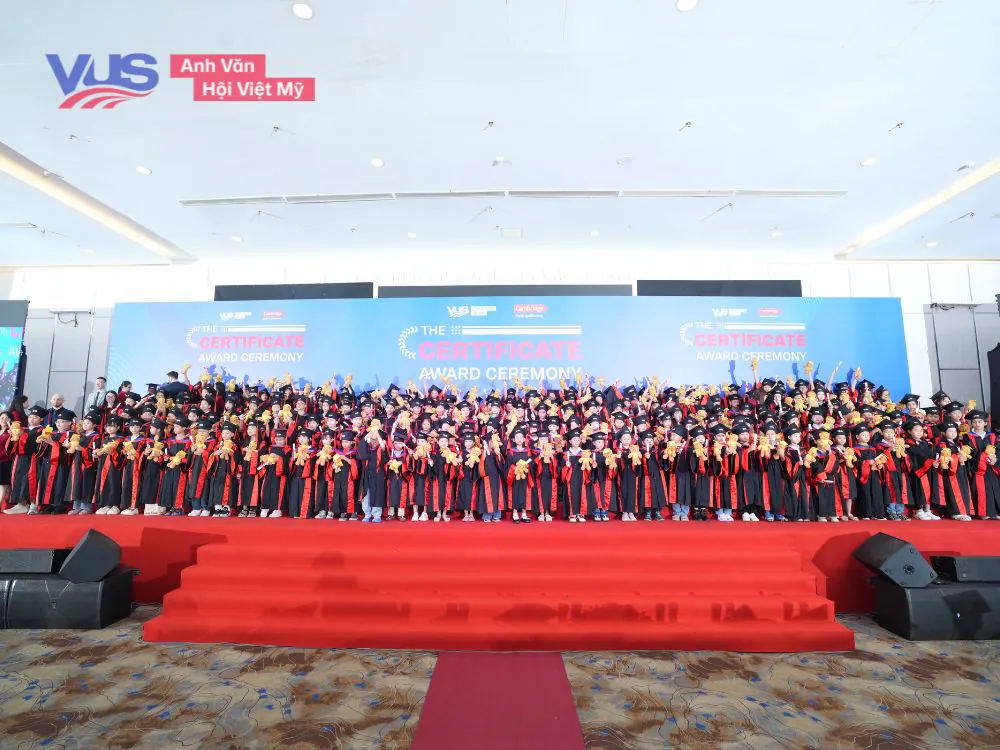 Kh&ocirc;ng kh&iacute; buổi lễ trao chứng chỉ diễn ra v&ocirc; c&ugrave;ng tốt đẹp v&agrave; tự h&agrave;o