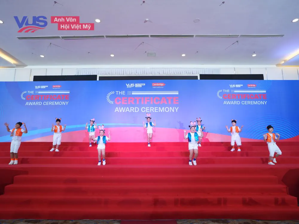 Kh&ocirc;ng kh&iacute; buổi lễ trao chứng chỉ diễn ra v&ocirc; c&ugrave;ng tốt đẹp v&agrave; tự h&agrave;o.