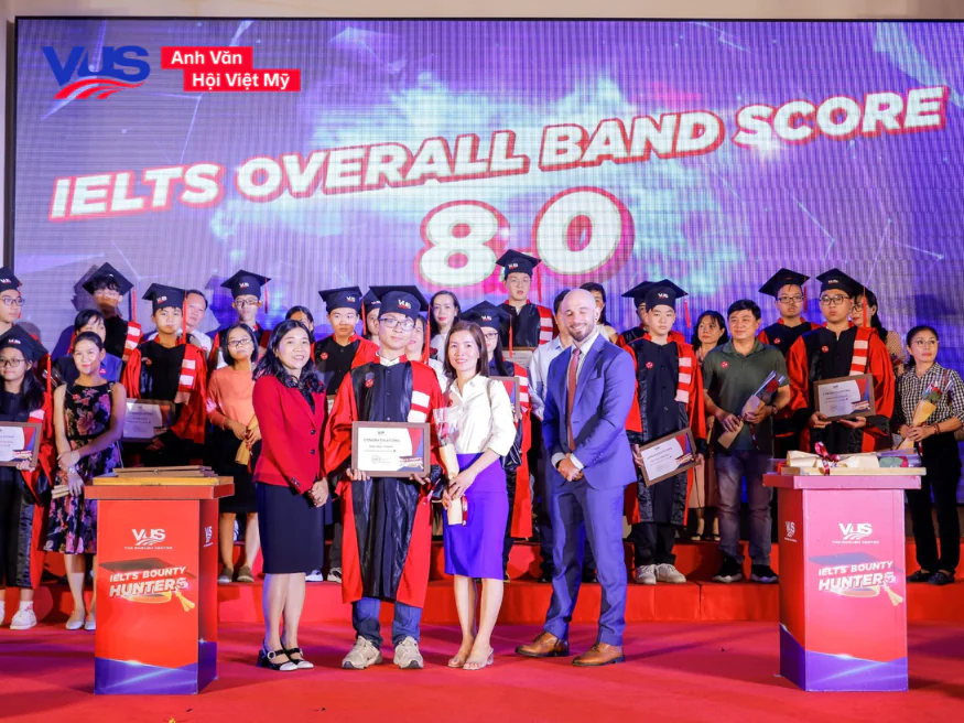 VUS tự h&agrave;o l&agrave; hệ thống Anh ngữ h&agrave;ng đầu Việt Nam với kỷ lục hơn 200.000 học vi&ecirc;n đạt chứng chỉ quốc tế Cambridge v&agrave; IELTS