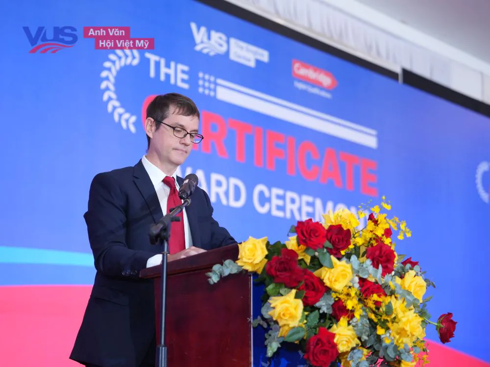 &Ocirc;ng Steven Happel - Quản l&yacute; Chuy&ecirc;n m&ocirc;n cấp cao đại diện VUS ph&aacute;t biểu tại buổi lễ vinh danh