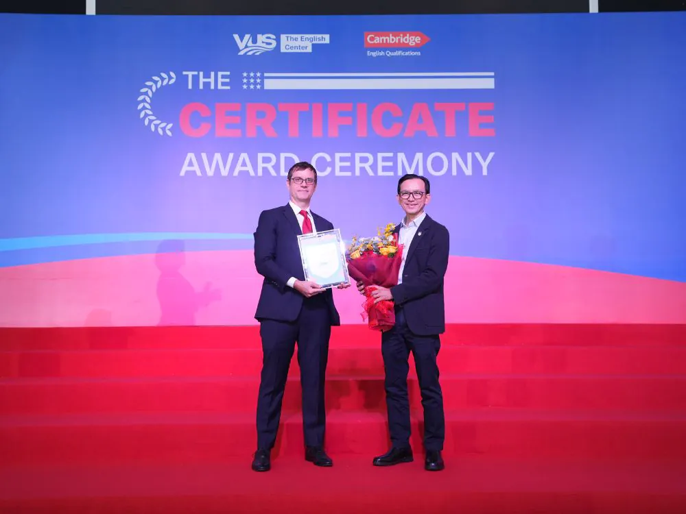 &Ocirc;ng Nguyễn Khắc Dũng - đại diện Cambridge trao chứng nhận Trung t&acirc;m Đ&agrave;o tạo V&agrave;ng cho đại diện VUS